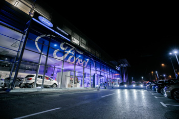 Praznovanje 25 let delovanja Forda v Sloveniji in prenovljen salon FordStore Summit avto so poleg poslovnih partnerjev, sodelavcev in medijev z udeležbo podprli tudi številni Fordovi ambasadorji, med njimi kuharski chef Bine Volčič, nekdanji smučar Rok Perko, priznana vizažistka Martina Vrhovnik in visokoleteča ambasadorja, Filip in Blaž iz dvojice F&B Acrobatics.