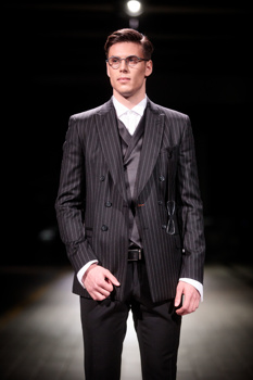 Zlata Zavašnik z novo SENS kolekcijo klasičnih moških oblek.