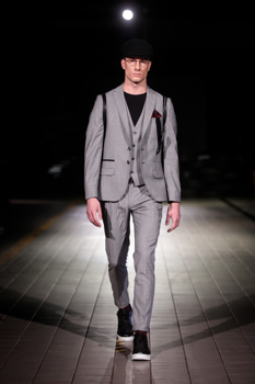 Zlata Zavašnik z novo SENS kolekcijo klasičnih moških oblek.