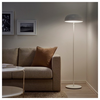 Stoječa svetilka NYMÅNE. Foto: Ikea
