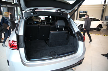 Novi Mercedes-Benz GLE je dinamičen in udobnejši na cesti obenem, tuj mu ni niti neutrjen teren.