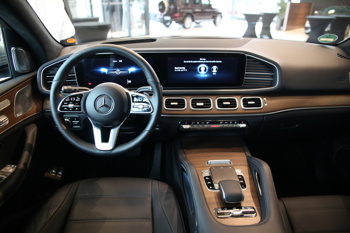 Novi Mercedes-Benz GLE je dinamičen in udobnejši na cesti obenem, tuj mu ni niti neutrjen teren.