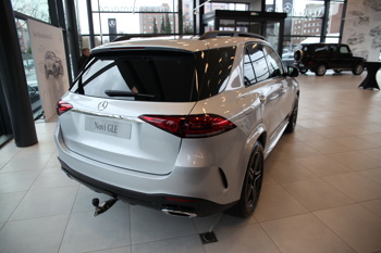 Novi Mercedes-Benz GLE je dinamičen in udobnejši na cesti obenem, tuj mu ni niti neutrjen teren.