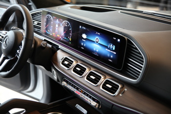 Novi Mercedes-Benz GLE je dinamičen in udobnejši na cesti obenem, tuj mu ni niti neutrjen teren.