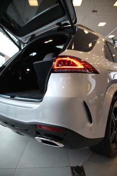 Novi Mercedes-Benz GLE je dinamičen in udobnejši na cesti obenem, tuj mu ni niti neutrjen teren.