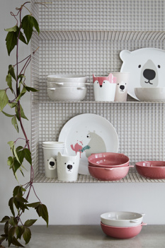 Pri Medvedovih -
Krožniki, kozarci, prtički, pogrinjki, blazine, kozarci z motivom medvedov za dom Pri medvedji šapi.
hm.com
