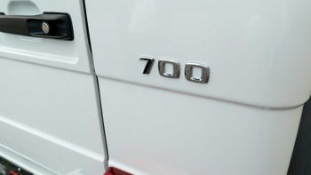 osebna serija ima 5,5-litrski twin-turbo V8 motor, ki je opremljen z nadgradnjo Brabusa. Moč so mu povečali na 515 kW/700 KM (690 KM), navor znaša 960 Nm.