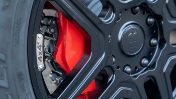 osebna serija ima 5,5-litrski twin-turbo V8 motor, ki je opremljen z nadgradnjo Brabusa. Moč so mu povečali na 515 kW/700 KM (690 KM), navor znaša 960 Nm.