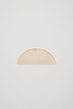 Prikupen glavniček v zlati barvi COS.  Cena: 25 evrov.
cosstores.com