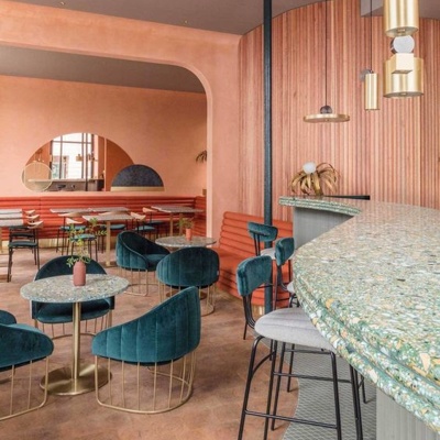 Popolnoma naravne zemljeske barve, v kombinacijami z modrimi in zelenimi odtenki