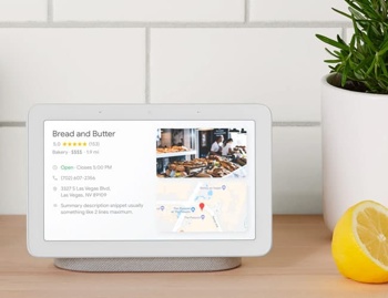 Google Home Hub je pametni zvočnik z diagonalo zaslona 7“. Podpira gledanje You Tube posnetkov in Google Photos fotografij. Cena: 99 evrov.