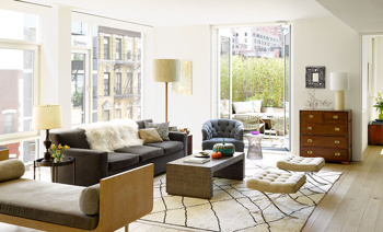 Lešnikovi odtenki prostor pomirijo in optično povečajo.Foto: Pinterest