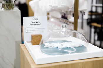 V Lisci so prav za otvoritev prodajalne v Cityparku izdelali posebno podvezico s kristali Swarovski, ki je bila na dan otvoritve na ogled v prodajalni.