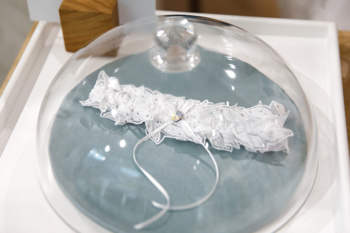 V Lisci so prav za otvoritev prodajalne v Cityparku izdelali posebno podvezico s kristali Swarovski, ki je bila na dan otvoritve na ogled v prodajalni