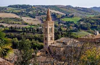 Tri ure iz mesta Bologna in že prispemo v Urbino. Foto: Pixabay.