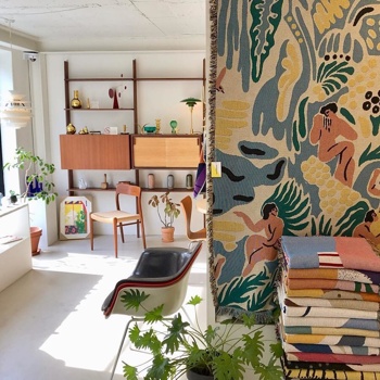 Preproga z zanimivim potiskom, ki jo pozimi lahko uporabljamo tudi kot deko, se seli na stene. seFoto: Pinterest