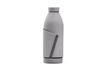 Ko postanemo žejni
Steklenička Cosca Bottle ima silikonski trak, s katerim jo lahko pritrdimo na nahrbtnik, kolo ali voziček. Z njo pogasimo žejo in je lep modni dodatek. Cena: 40 evrov.
urbanizedbikes.com
