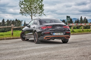 Odlikuje ga čista, privlačna oblika, obenem pa pooseblja že znan Mercedesov slog.