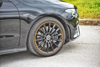 Odlikuje ga čista, privlačna oblika, obenem pa pooseblja že znan Mercedesov slog.