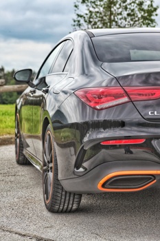 Odlikuje ga čista, privlačna oblika, obenem pa pooseblja že znan Mercedesov slog.