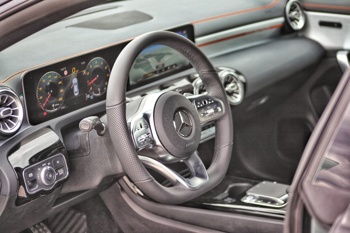 Odlikuje ga čista, privlačna oblika, obenem pa pooseblja že znan Mercedesov slog.