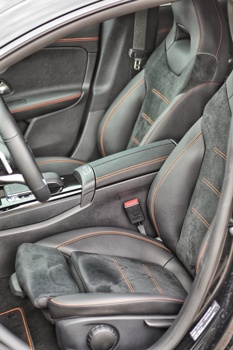 Odlikuje ga čista, privlačna oblika, obenem pa pooseblja že znan Mercedesov slog.