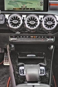 Odlikuje ga čista, privlačna oblika, obenem pa pooseblja že znan Mercedesov slog.