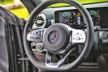 Odlikuje ga čista, privlačna oblika, obenem pa pooseblja že znan Mercedesov slog.