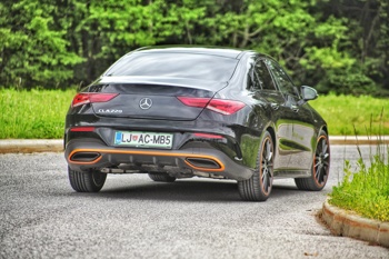 Odlikuje ga čista, privlačna oblika, obenem pa pooseblja že znan Mercedesov slog.