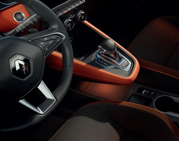 Novi Captur je nekaj daljši (4,23 metra, za 11 cm več) ter oblikovno poudarjen z 18-palčnimi platišči (glede na različico) in večjo medosno razdaljo (2,63 metra, za 2 cm več). Na novo opredeljen videz, izredna natančnost stikov, že od osnovne različice serijsko vgrajena svetila izključno s svetilnimi diodami (LED).