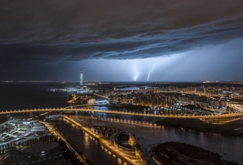 Pohvala v Urban kategoriji, nevihta v St. Petersburgu. Foto: Anton Galakhov