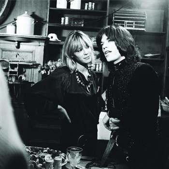 Mick Jagger, pevec skupine The Rolling Stones, in Anita Pallenberg v filmu Performance iz leta 1970. Foto: Warner Bros