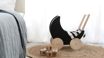 Otroški voziček iz lesa Ooh Noo.