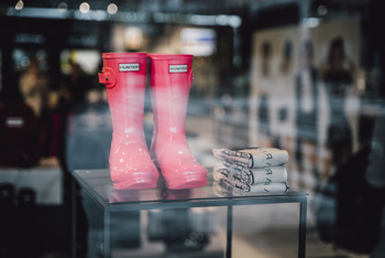 Barviti škornji so prepoznavni kos Hunter kolekcije.