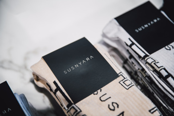 Posebna ekskluzivna kolekcija trendi nogavic s prepoznavnim podpisom modne znamke Susnyara, na voljo v štirih barvnih različicah.