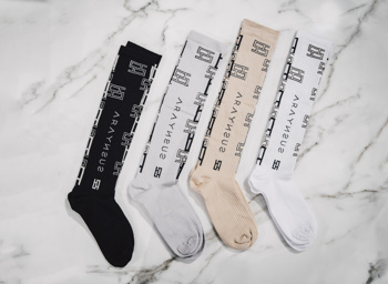 Posebna ekskluzivna kolekcija trendi nogavic s prepoznavnim podpisom modne znamke Susnyara, na voljo v štirih barvnih različicah.