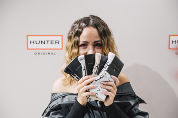 Ponosna Nina Šušnjara, ki je prvič oblikovala in ustvarila linijo modnih nogavic.