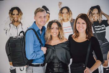 Zmagovalna ekipa Nine Šušnjara in podjetja Intersocks, uradnega distributerja znamke Hunter za Slovenijo in med drugim tudi proizvajalca vrhunskih nogavic (Špela Gradišar, vodja blagovne znamke Hunter in Nejc Pirš, marketing Intersocks).