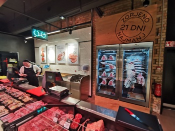 Maxi gourmet market.