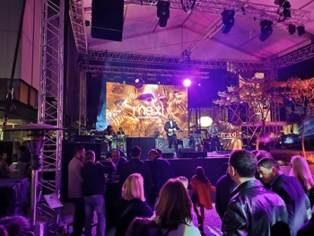 Maxi gourmet market.