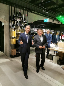 Maxi gourmet market.