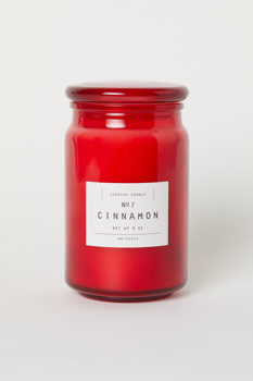 Dišeča sveča H & M Home z vonjem po cimetu. Cena: 14,99 evra. hm.com.