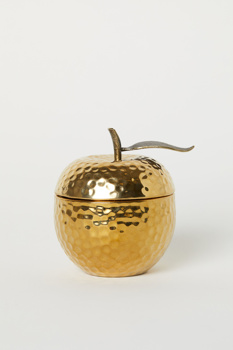Dišeča sveča v obliki zlatega jabolka H & M Home. Cena: 7,99 evra. hm.com