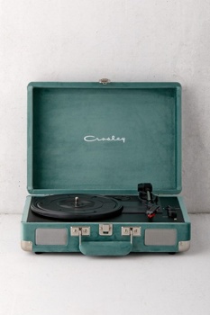 K vintage božičnim vibracijam se poda starinska glasba, ki najbolje zveni na gramofonu. Gramofon Crosley. Cena: okoli 100 evrov. urbanoutfitters.com