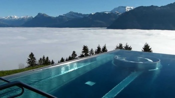 Bazen v hotelu Villa Honegg Bürgenstock, Švica. Foto: Pinterest