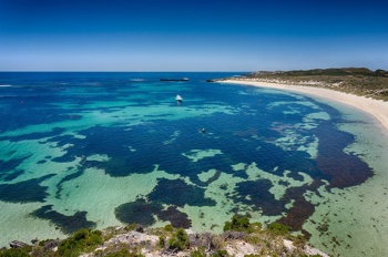 Coral Bay v Avstraliji je kraj, kjer lahko najdemo raznolike odtenke modre barve, vsak odtenek pa predstavlja različno globino vode. Foto: Pixabay