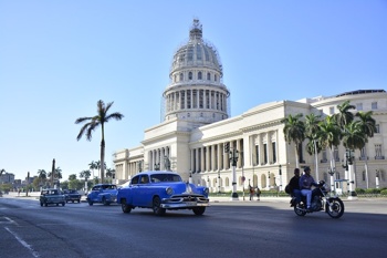 Havana je polna čudovitih barv in tudi modra ni izjema. Retro avtomobili, stavbe in celo zastavi so odete v modro barvo. Foto: Pixabay