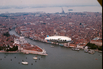 Goodyearove barve je Goodyear Blimp ponosno zastopal tudi na zgodovinskih dogodkih izven dirkališč.