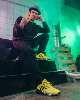 Hiphoper Nipke v fluorescentni različici adidas ZX 2K Pure.