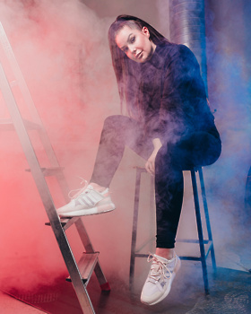 Pevka Nika Krmec v svoji barvni kombinaciji adidas ZX 2K Pure.